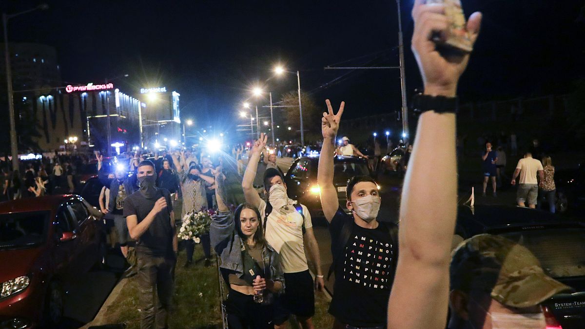 Decenas de personas se reúnen durante una protesta masiva tras las elecciones presidenciales en Minsk, Bielorrusia, el 10 de agosto de 2020.