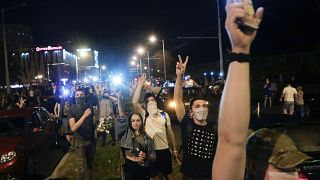 Decenas de personas se reúnen durante una protesta masiva tras las elecciones presidenciales en Minsk, Bielorrusia, el 10 de agosto de 2020.