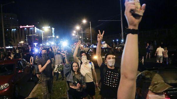 Decenas de personas se reúnen durante una protesta masiva tras las elecciones presidenciales en Minsk, Bielorrusia, el 10 de agosto de 2020. Decenas de personas se reúnen durante una protesta masiva tras las elecciones presidenciales en Minsk, Bielorrusia, el 10 de agosto de 2020.