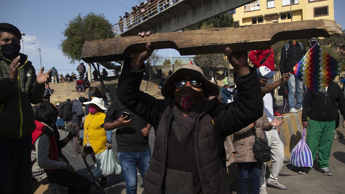 Manifestantes en medio de la pandemia COVID-19 protestan por el aplazamiento de las próximas elecciones presidenciales en El Alto, Bolivia, el 10 de agosto de 2020.