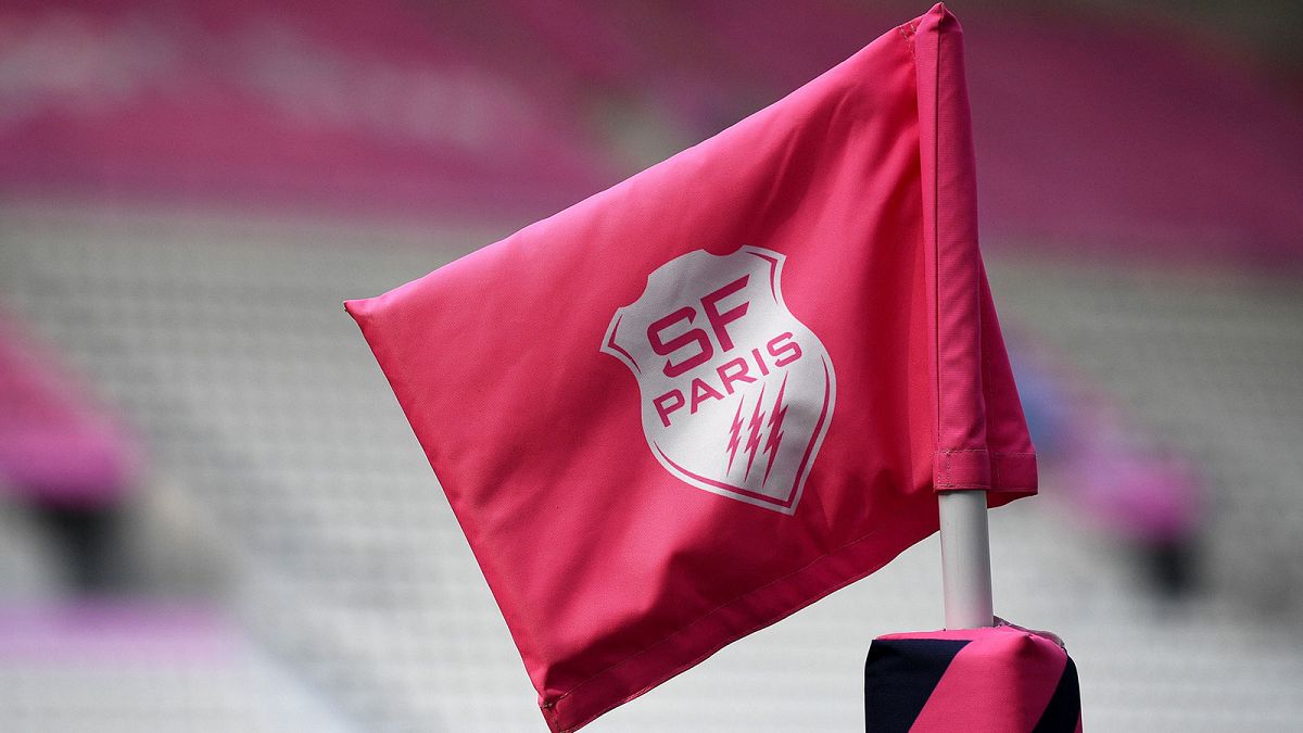 Le logo de Stade Français sur un poteau de touche dans son antre du club de rugby parisien, le stade Jean-Bouin, le 11 juin 2020 