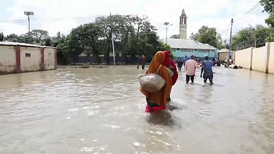 نزوح مئات الآلاف بسبب الفيضانات في الصومال