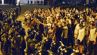 Una multitud discute con la policía después de las elecciones presidenciales de Bielorrusia