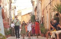 Los Reyes de España con sus hijas en las calles de Mallorca