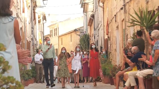 Los Reyes de España con sus hijas en las calles de Mallorca Los Reyes de España con sus hijas en las calles de Mallorca