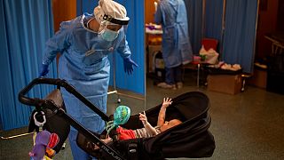 Una dottoressa, che lotta contro il Covid, gioca con una bambina