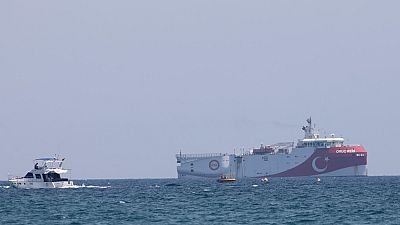 La nave esplorativa turca Oruç Reis, ancorata al largo di Antalya 