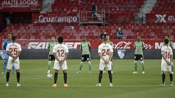 اللاعبون يقفون دقيقة صمت حدادا على ضحايا فيروس كورونا، إشبيلية، 11 يونيو 2020. اللاعبون يقفون دقيقة صمت حدادا على ضحايا فيروس كورونا، إشبيلية، 11 يونيو 2020.