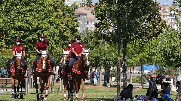 Atlı polis ekipleri Bakırköy sahilinde Covid-19 denetimi yaptı Atlı polis ekipleri Bakırköy sahilinde Covid-19 denetimi yaptı
