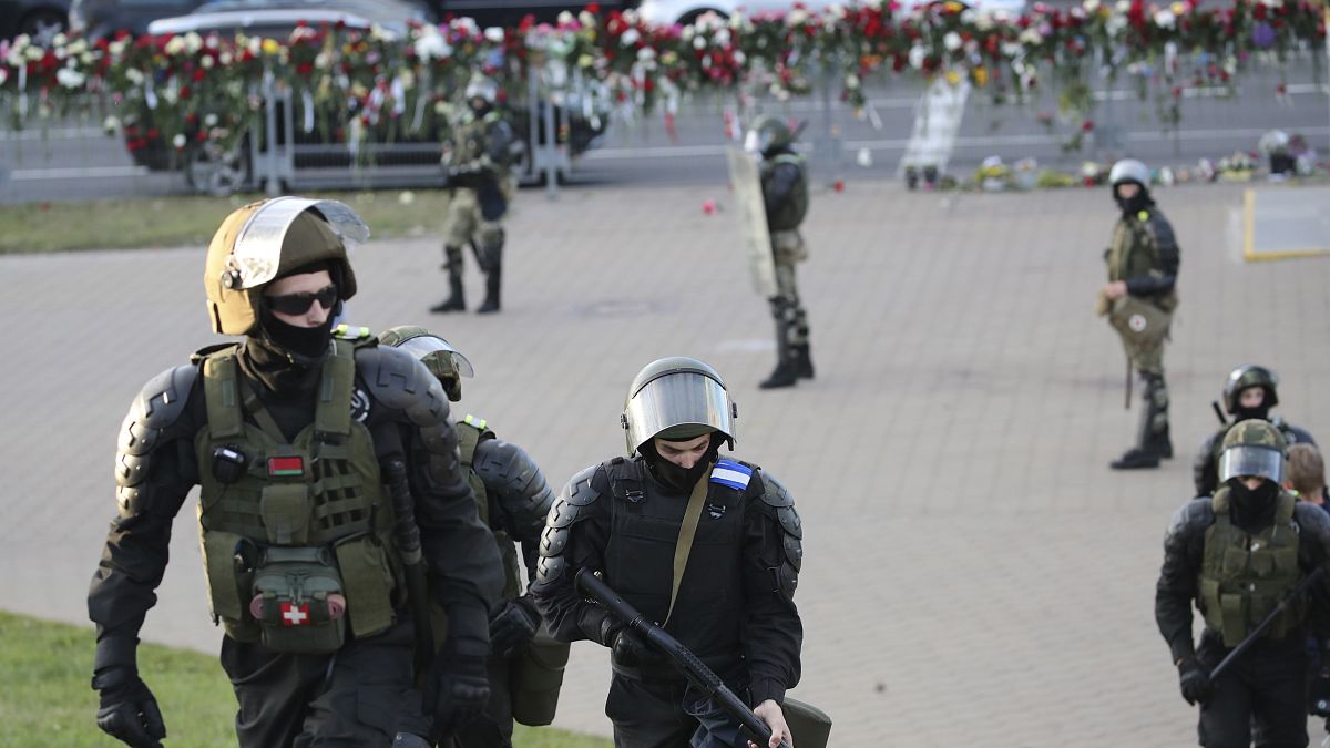 La policía protege una zona de los partidarios de la oposición que protestan por los resultados electorales en la capital de Minsk, Bielorrusia, el 11 de agosto de 2020.