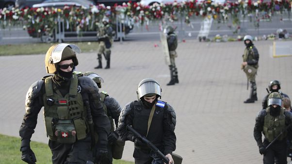 La policía protege una zona de los partidarios de la oposición que protestan por los resultados electorales en la capital de Minsk, Bielorrusia, el 11 de agosto de 2020. La policía protege una zona de los partidarios de la oposición que protestan por los resultados electorales en la capital de Minsk, Bielorrusia, el 11 de agosto de 2020.