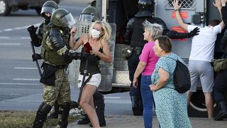 Egy nő viaskodik a rohamrendőrökkel Minszkben 2020. augusztus 11-én