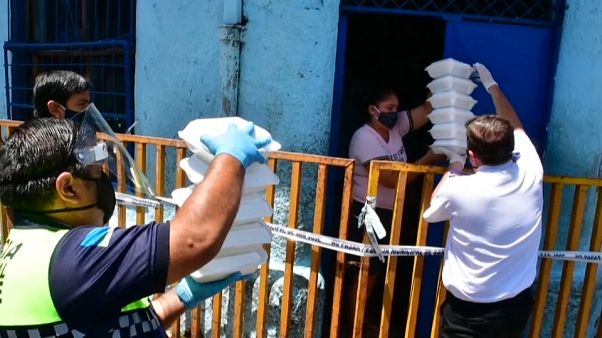 Suministro de alimentos en una cuartería en cuarentena Suministro de alimentos en una cuartería en cuarentena