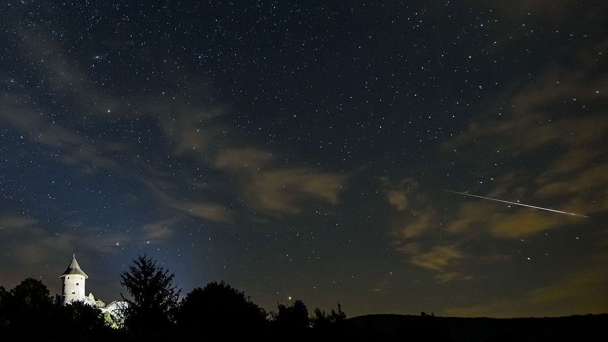 A Perseida meteorraj a somoskői vár felett 