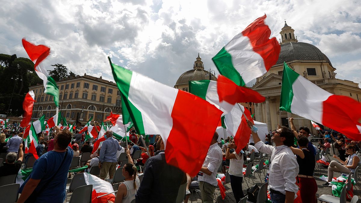 Olasz zászlók egy jobboldali gyűlésen Rómában 2020. július 4-én