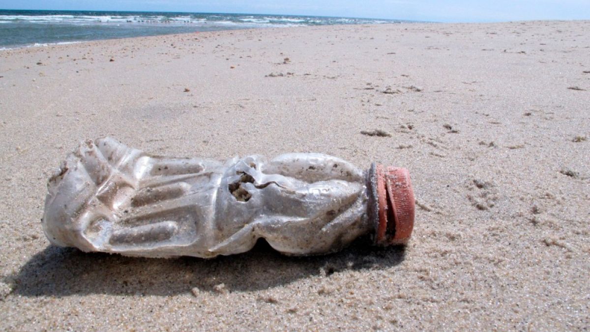 Una bottiglia di plastica su una spiaggia