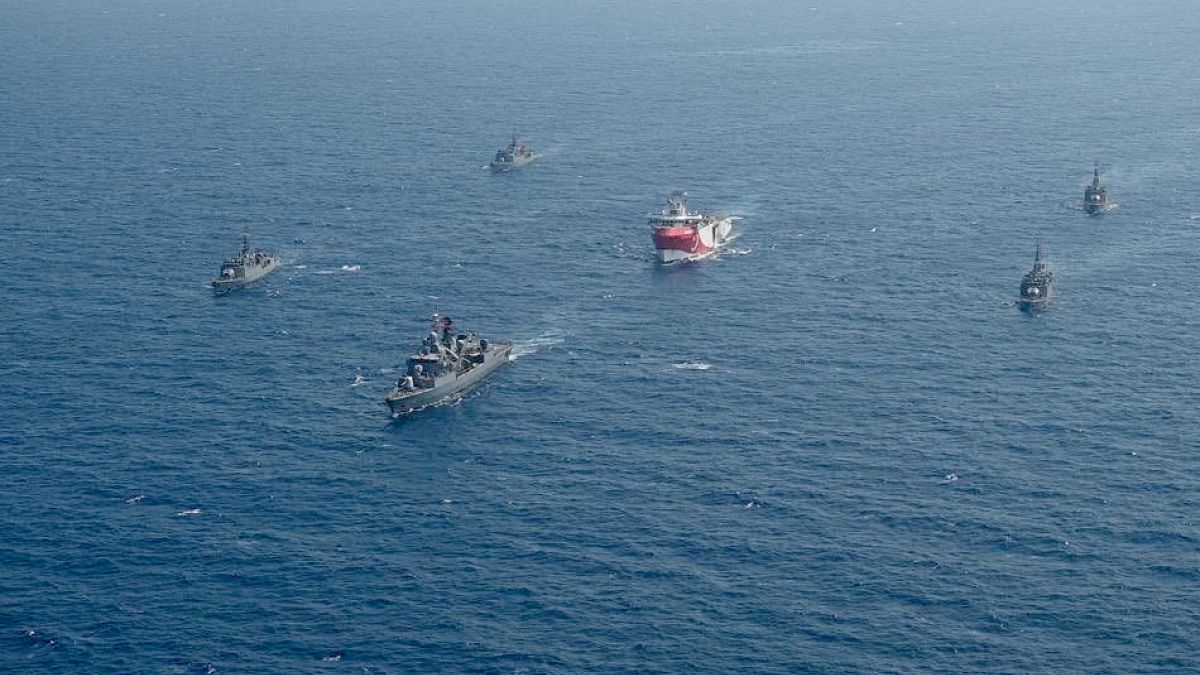Navio de pesquisa turco Oruc Reis acompanhado por embarcações militares