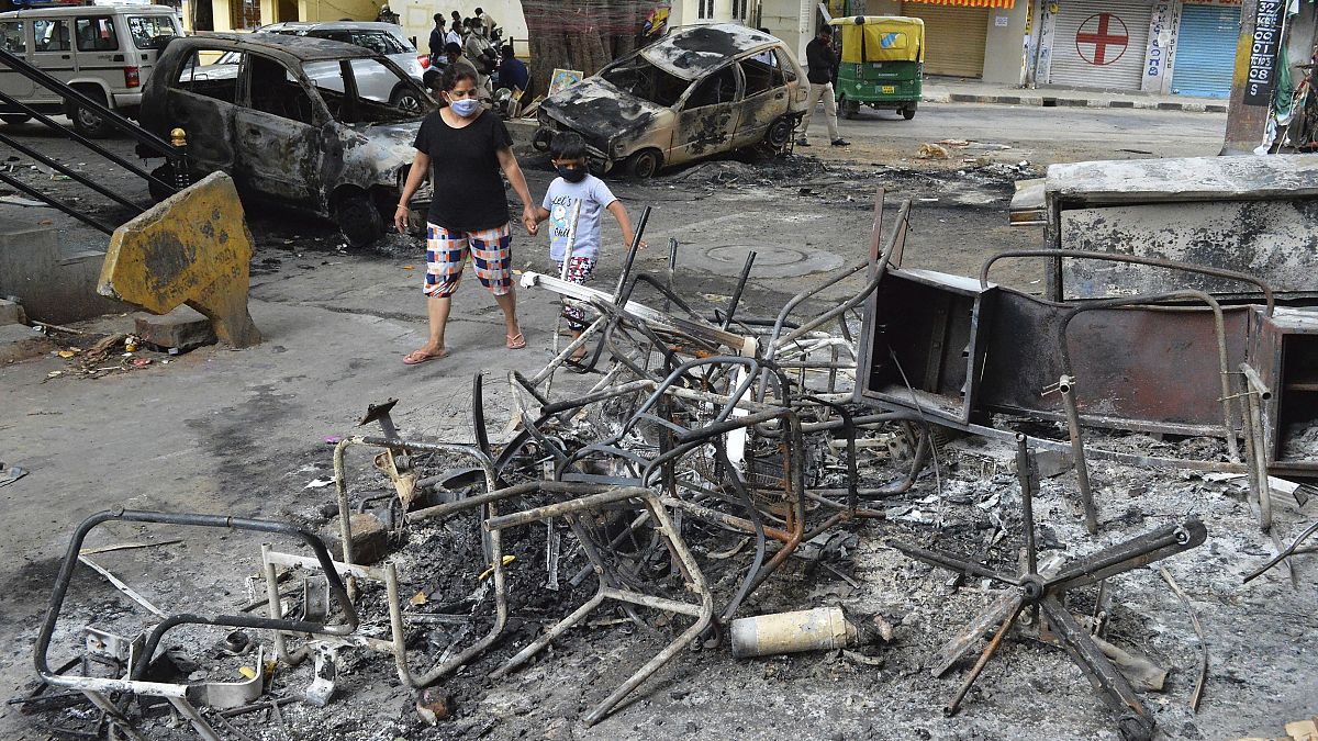 حرق المحتجون سيارات تابعة للشرطة وأخرى مدنية ومتاجر