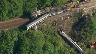 A skóciai vasúti balesetben tragédiát szenvedett vonat roncsai