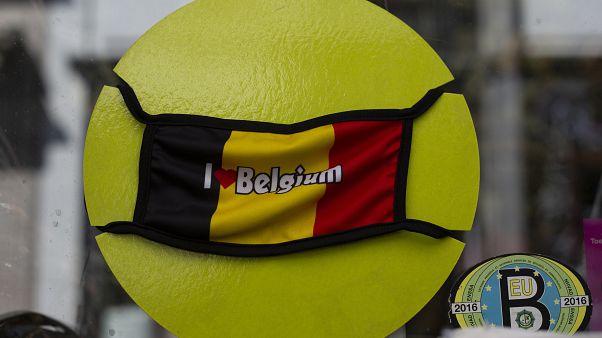 Un masque de protection est exposé à la vente dans une vitrine de la Grand-Place dans le centre historique de Bruxelles, le mercredi 12 août 2020. Un masque de protection est exposé à la vente dans une vitrine de la Grand-Place dans le centre historique de Bruxelles, le mercredi 12 août 2020.