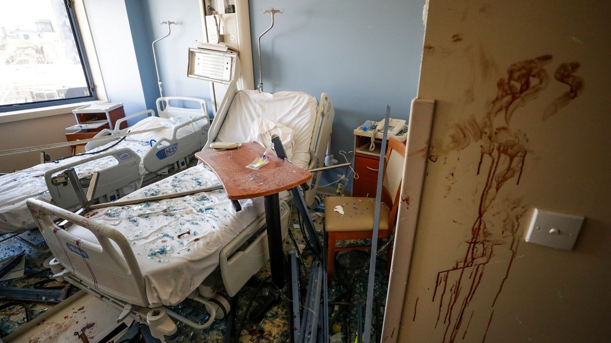 Beyrut'taki patlamada hasar gören bir hastane odası