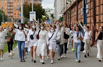 Minszkben nők vonultak fel, hogy kifejezzék szolidaritásukat a tüntetésekben megsérültekkel