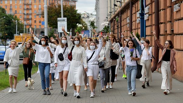 Minszkben nők vonultak fel, hogy kifejezzék szolidaritásukat a tüntetésekben megsérültekkel Minszkben nők vonultak fel, hogy kifejezzék szolidaritásukat a tüntetésekben megsérültekkel