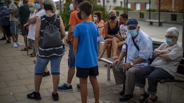 Varias personas esperan para hacerse una prueba PCR en Santa Coloma de Gramanet en Barcelona, España Varias personas esperan para hacerse una prueba PCR en Santa Coloma de Gramanet en Barcelona, España