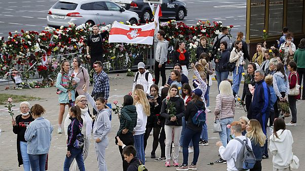 Rassemblent à Minsk, le 12 août à l'endroit où un manifestant à trouver la mort lors d'affrontements avec les forces de l'ordre Rassemblent à Minsk, le 12 août à l'endroit où un manifestant à trouver la mort lors d'affrontements avec les forces de l'ordre