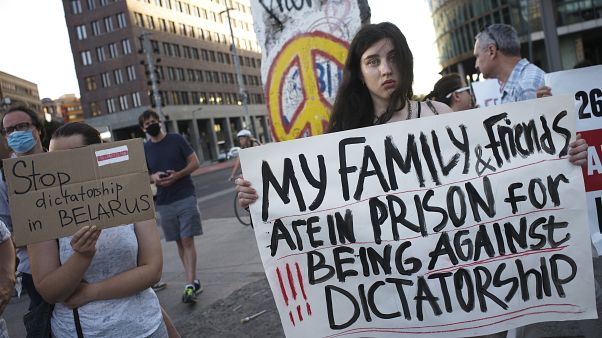 Protestierende vermisst: verzweifelte Familien vor Gefängnissen in Belarus Protestierende vermisst: verzweifelte Familien vor Gefängnissen in Belarus