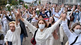 Belarus'taki protestoda kadınlar elele tutuşarak yürüdü