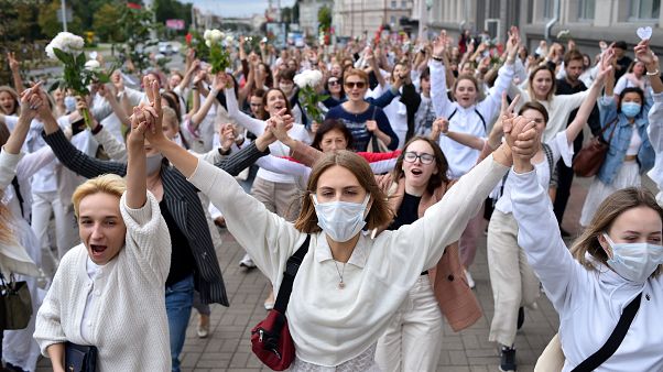 Belarus'taki protestoda kadınlar elele tutuşarak yürüdü Belarus'taki protestoda kadınlar elele tutuşarak yürüdü