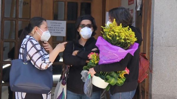 Compañeros ante la casa funeraria Compañeros ante la casa funeraria