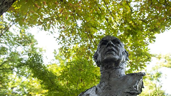 Eine Büste von Juan Carlos im Jardines del Campo del Moro in Madrid (3. August 2020) Eine Büste von Juan Carlos im Jardines del Campo del Moro in Madrid (3. August 2020)