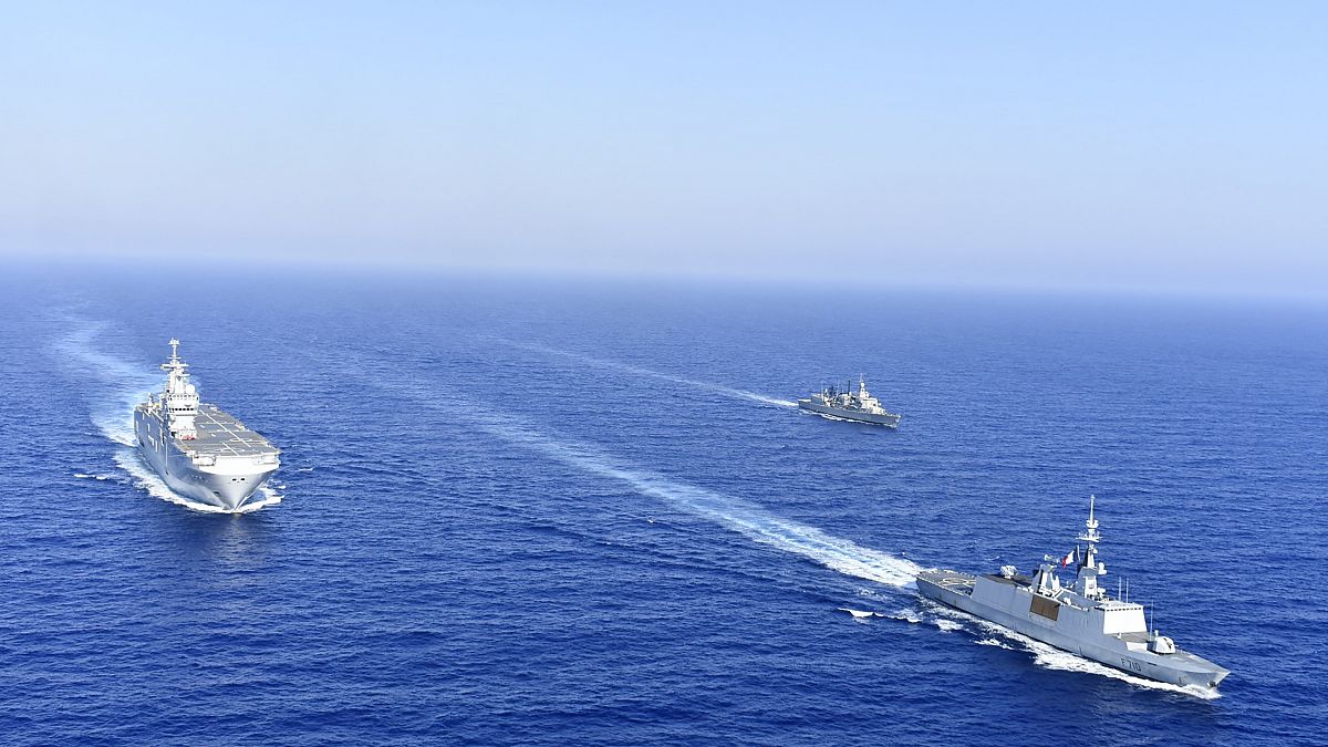 حاملة طائرات الهليكوبتر الفرنسية "تونير" ترافقها سفن عسكرية يونانية وفرنسية خلال مناورة بحرية في شرق البحر المتوسط 13 أآب/غسطس 2020.