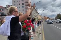 Virággal tüntettek belarusz nők