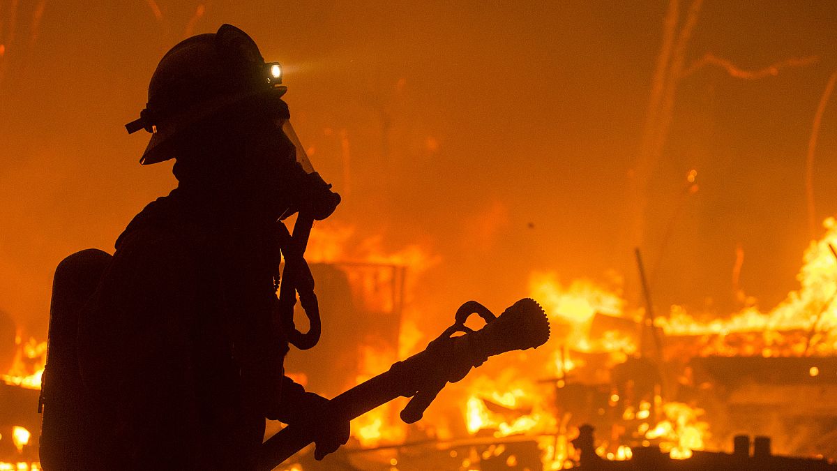 رجل إطفاء في حريق بحيرة هيوز كاليفورنيا