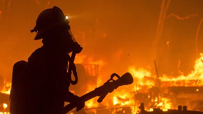 رجل إطفاء في حريق بحيرة هيوز كاليفورنيا