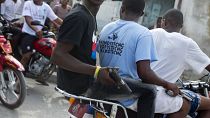 Photo d'archive : des membres de gangs patrouillent à moto dans Port-au-Prince, la capitale d'Haïti, le 22 mai 2019