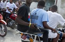 Photo d'archive : des membres de gangs patrouillent à moto dans Port-au-Prince, la capitale d'Haïti, le 22 mai 2019