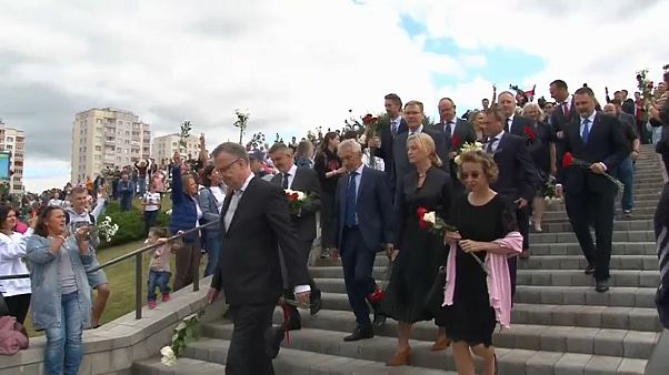 Minsk: fiori contro la violenza della polizia, come durante la rivoluzione ucraina di Maidan Minsk: fiori contro la violenza della polizia, come durante la rivoluzione ucraina di Maidan