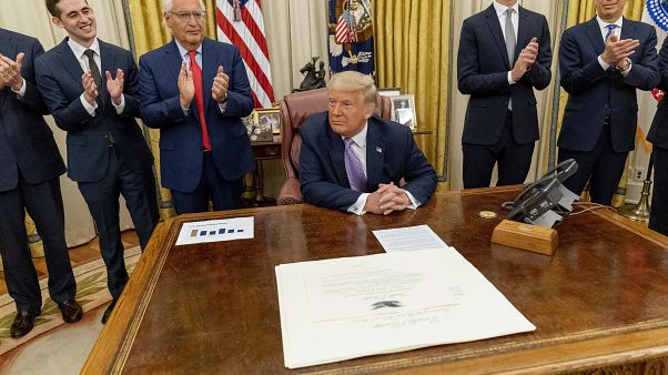الرئيس الأميركي دونالد ترامب وصف الاتفاق بـ"الخطوة الأهم منذ 25 عاماً" الرئيس الأميركي دونالد ترامب وصف الاتفاق بـ"الخطوة الأهم منذ 25 عاماً"