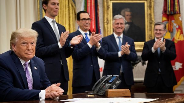 Donald Trumo mit Mitarbeitern Donald Trumo mit Mitarbeitern