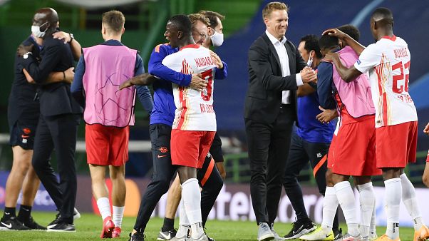 Trainer Julian Nagelsmann gratuliert seinen Profis nach dem Einzug ins CL-Halbfinale Trainer Julian Nagelsmann gratuliert seinen Profis nach dem Einzug ins CL-Halbfinale
