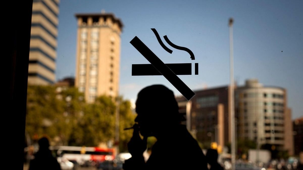 کشیدن سیگار در مکان های عمومی ممنوع