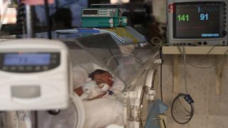 طفل حديث الولادة يتلقى الأكسجين في وحدة العناية المركزة في جناح الولادة بمستشفى النساء في لاباز، بوليفيا