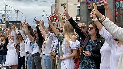 Des femmes protestant dans les rues de Minsk