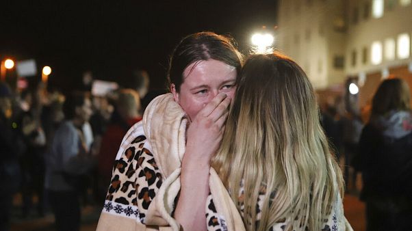 Una madre riabbraccia sua figlia all'uscita da un centro di detenzione Una madre riabbraccia sua figlia all'uscita da un centro di detenzione