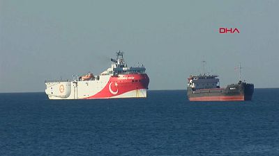 Elbuque vessel Oruç Reis frente a las costas de la ciudad turca de Antalya