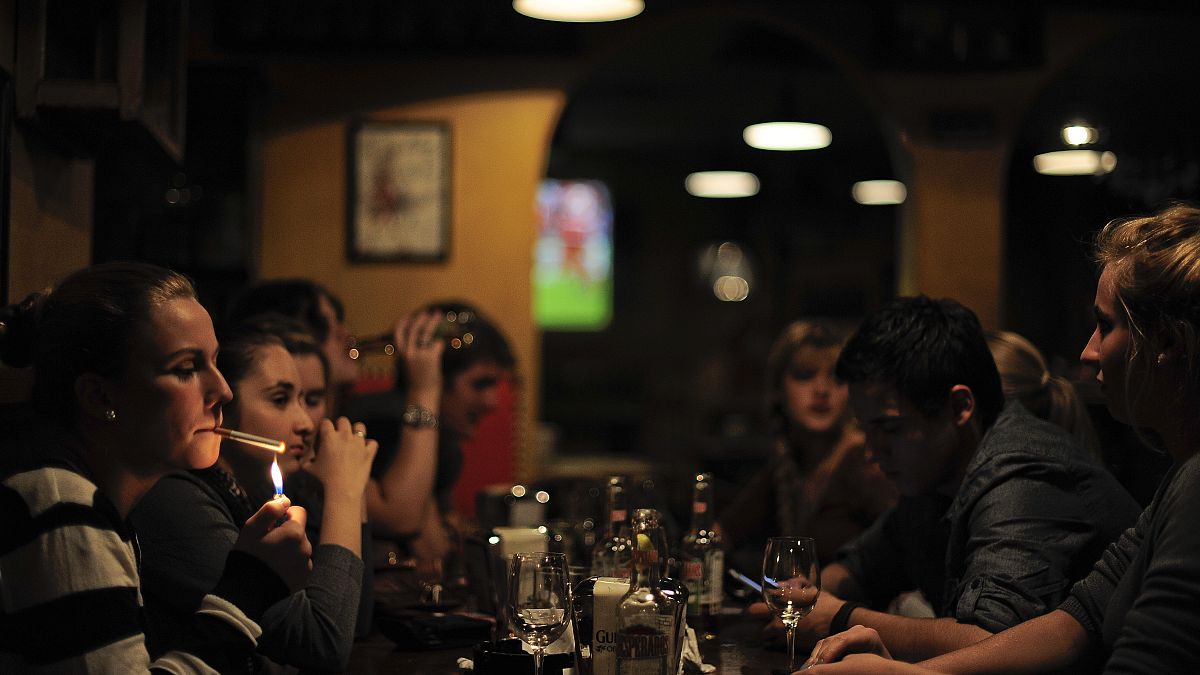 Jóvenes en un bar de Pamplona